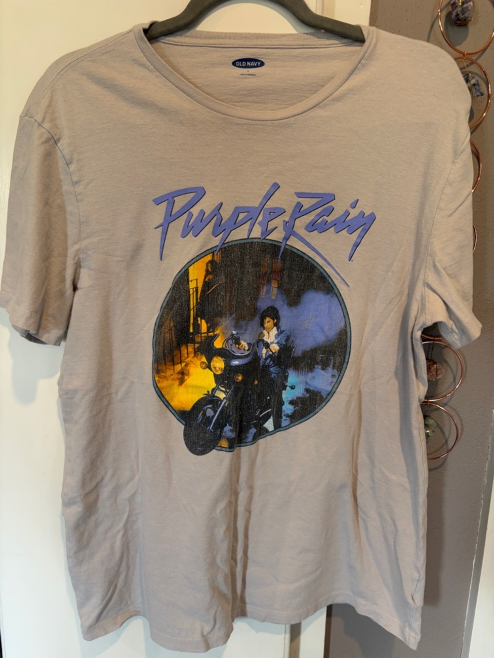 Old Navy Light Gray 'Purple Rain' Graphic Tee w/ Purple and Yellow Print size L